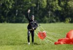 Teuge 1  juni 2021
Thomas v d Vlugt presenteert zijn boek door uit een vleigtuig te springen met een parachute.
