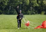 Teuge 1  juni 2021
Thomas v d Vlugt presenteert zijn boek door uit een vleigtuig te springen met een parachute.