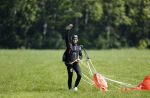 Teuge 1  juni 2021
Thomas v d Vlugt presenteert zijn boek door uit een vleigtuig te springen met een parachute.