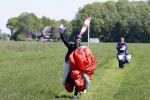 Teuge 1  juni 2021
Thomas v d Vlugt presenteert zijn boek door uit een vleigtuig te springen met een parachute.