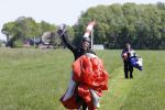 Teuge 1  juni 2021
Thomas v d Vlugt presenteert zijn boek door uit een vleigtuig te springen met een parachute.
