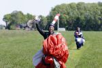 Teuge 1  juni 2021
Thomas v d Vlugt presenteert zijn boek door uit een vleigtuig te springen met een parachute.