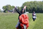 Teuge 1  juni 2021
Thomas v d Vlugt presenteert zijn boek door uit een vleigtuig te springen met een parachute.