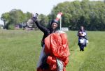 Teuge 1  juni 2021
Thomas v d Vlugt presenteert zijn boek door uit een vleigtuig te springen met een parachute.