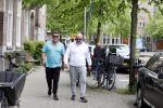 Amsterdam 29 mei 2021
Wolter Kroes en kennis Richard lopend door Amsterdam zuid.