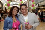 Amstelveen 27 mei 2021
Opening Yoyo tea bar van Rachel Hazes in winkelcentrum Amstelveen.
Andre Hazes zijn vriendinSarah v Soelen en haar ouders zijn ook aanwezig. Won Yip en rachel