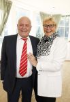 Den Haag 9 juni 202
Erica Terpstra krijgt een belangrijke onderscheiding uit handen van de Japanse Ambassadeur . Alles speelde zich af op de Japanse Ambassade in Den Haag. Ada Kok met haar man Mat