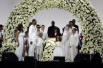 Den Haag 11 juni 2022
Zangeres Anouk Teeuwe trouwt met haar verloofde Dominique Schemmekes op het podium tijdens haar concert op het Malieveld.