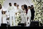 Den Haag 11 juni 2022
Zangeres Anouk Teeuwe trouwt met haar verloofde Dominique Schemmekes op het podium tijdens haar concert op het Malieveld.