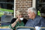 Purmeend 16 mei 2022
Boe Geert jan met zijn nieuwe vriendin op terras in het centrum van Purmerend .