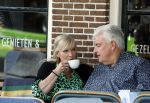 Purmeend 16 mei 2022
Boe Geert jan met zijn nieuwe vriendin op terras in het centrum van Purmerend .