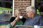 Purmeend 16 mei 2022
Boe Geert jan met zijn nieuwe vriendin op terras in het centrum van Purmerend .