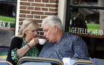 Purmeend 16 mei 2022
Boe Geert jan met zijn nieuwe vriendin op terras in het centrum van Purmerend .