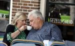 Purmeend 16 mei 2022
Boe Geert jan met zijn nieuwe vriendin op terras in het centrum van Purmerend .