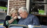 Purmeend 16 mei 2022
Boe Geert jan met zijn nieuwe vriendin op terras in het centrum van Purmerend .