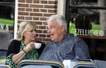Purmeend 16 mei 2022
Boe Geert jan met zijn nieuwe vriendin op terras in het centrum van Purmerend .
