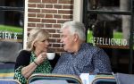 Purmeend 16 mei 2022
Boe Geert jan met zijn nieuwe vriendin op terras in het centrum van Purmerend .