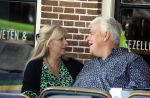 Purmeend 16 mei 2022
Boe Geert jan met zijn nieuwe vriendin op terras in het centrum van Purmerend .