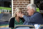 Purmeend 16 mei 2022
Boe Geert jan met zijn nieuwe vriendin op terras in het centrum van Purmerend .