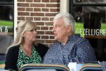 Purmeend 16 mei 2022
Boe Geert jan met zijn nieuwe vriendin op terras in het centrum van Purmerend .