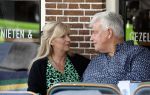 Purmeend 16 mei 2022
Boe Geert jan met zijn nieuwe vriendin op terras in het centrum van Purmerend .