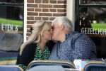 Purmeend 16 mei 2022
Boe Geert jan met zijn nieuwe vriendin op terras in het centrum van Purmerend .