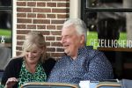 Purmeend 16 mei 2022
Boe Geert jan met zijn nieuwe vriendin op terras in het centrum van Purmerend .