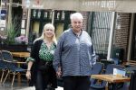 Purmeend 16 mei 2022
Boe Geert jan met zijn nieuwe vriendin op terras in het centrum van Purmerend .