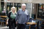 Purmeend 16 mei 2022
Boe Geert jan met zijn nieuwe vriendin op terras in het centrum van Purmerend .