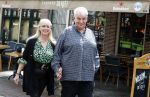 Purmeend 16 mei 2022
Boe Geert jan met zijn nieuwe vriendin op terras in het centrum van Purmerend .