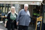 Purmeend 16 mei 2022
Boe Geert jan met zijn nieuwe vriendin op terras in het centrum van Purmerend .