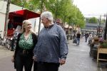 Purmeend 16 mei 2022
Boe Geert jan met zijn nieuwe vriendin op terras in het centrum van Purmerend .