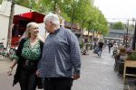 Purmeend 16 mei 2022
Boe Geert jan met zijn nieuwe vriendin op terras in het centrum van Purmerend .