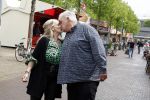 Purmeend 16 mei 2022
Boe Geert jan met zijn nieuwe vriendin op terras in het centrum van Purmerend .
