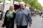 Purmeend 16 mei 2022
Boe Geert jan met zijn nieuwe vriendin op terras in het centrum van Purmerend .