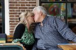 Purmeend 16 mei 2022
Boe Geert jan met zijn nieuwe vriendin op terras in het centrum van Purmerend .
