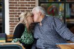 Purmeend 16 mei 2022
Boe Geert jan met zijn nieuwe vriendin op terras in het centrum van Purmerend .