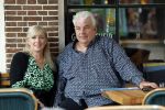 Purmeend 16 mei 2022
Boe Geert jan met zijn nieuwe vriendin op terras in het centrum van Purmerend .