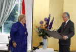 Den Haag 9 juni 202
Erica Terpstra krijgt een belangrijke onderscheiding uit handen van de Japanse Ambassadeur . Alles speelkde zich af op de Japanse Ambassade in Den Haag.