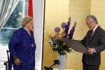 Den Haag 9 juni 202
Erica Terpstra krijgt een belangrijke onderscheiding uit handen van de Japanse Ambassadeur . Alles speelkde zich af op de Japanse Ambassade in Den Haag.