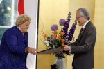 Den Haag 9 juni 202
Erica Terpstra krijgt een belangrijke onderscheiding uit handen van de Japanse Ambassadeur . Alles speelkde zich af op de Japanse Ambassade in Den Haag.