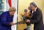 Den Haag 9 juni 202
Erica Terpstra krijgt een belangrijke onderscheiding uit handen van de Japanse Ambassadeur . Alles speelkde zich af op de Japanse Ambassade in Den Haag.