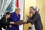 Den Haag 9 juni 202
Erica Terpstra krijgt een belangrijke onderscheiding uit handen van de Japanse Ambassadeur . Alles speelkde zich af op de Japanse Ambassade in Den Haag.