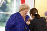 Den Haag 9 juni 202
Erica Terpstra krijgt een belangrijke onderscheiding uit handen van de Japanse Ambassadeur . Alles speelkde zich af op de Japanse Ambassade in Den Haag.