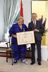 Den Haag 9 juni 202
Erica Terpstra krijgt een belangrijke onderscheiding uit handen van de Japanse Ambassadeur . Alles speelkde zich af op de Japanse Ambassade in Den Haag.