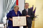 Den Haag 9 juni 202
Erica Terpstra krijgt een belangrijke onderscheiding uit handen van de Japanse Ambassadeur . Alles speelkde zich af op de Japanse Ambassade in Den Haag.
