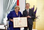 Den Haag 9 juni 202
Erica Terpstra krijgt een belangrijke onderscheiding uit handen van de Japanse Ambassadeur . Alles speelkde zich af op de Japanse Ambassade in Den Haag.