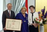 Den Haag 9 juni 202
Erica Terpstra krijgt een belangrijke onderscheiding uit handen van de Japanse Ambassadeur . Alles speelkde zich af op de Japanse Ambassade in Den Haag.