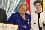 Den Haag 9 juni 202
Erica Terpstra krijgt een belangrijke onderscheiding uit handen van de Japanse Ambassadeur . Alles speelkde zich af op de Japanse Ambassade in Den Haag.