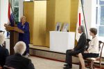 Den Haag 9 juni 202
Erica Terpstra krijgt een belangrijke onderscheiding uit handen van de Japanse Ambassadeur . Alles speelkde zich af op de Japanse Ambassade in Den Haag.
